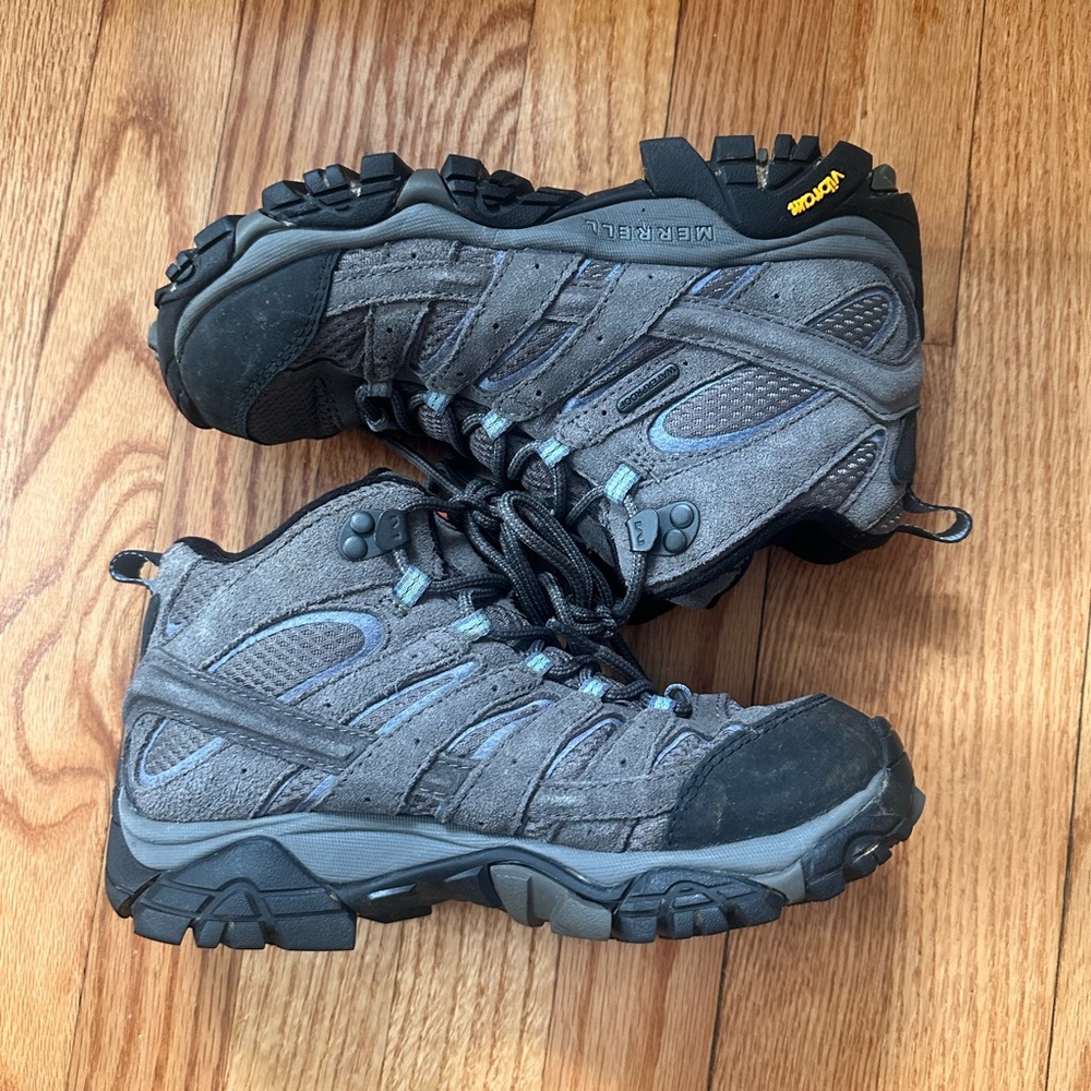 Moab hiking boots size 6